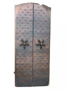 Puerta de entrada arqueada claveteada